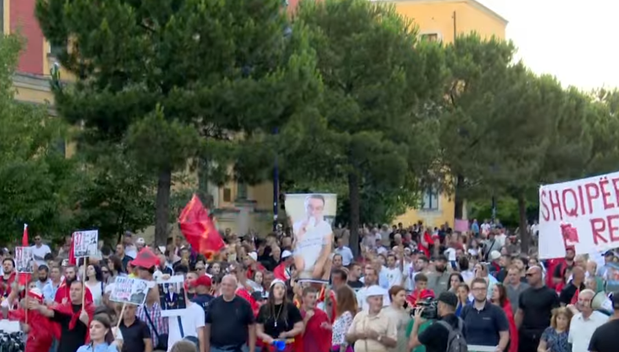Sot dita e 37-të e protestës, qytetarët mblidhen sërish para Kryeministrisë