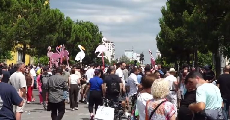 Përfundon protesta para Kuvendit, protestuesit marshojnë drejt Komisariatit Nr. 1 ku mbahen të shoqëruarit