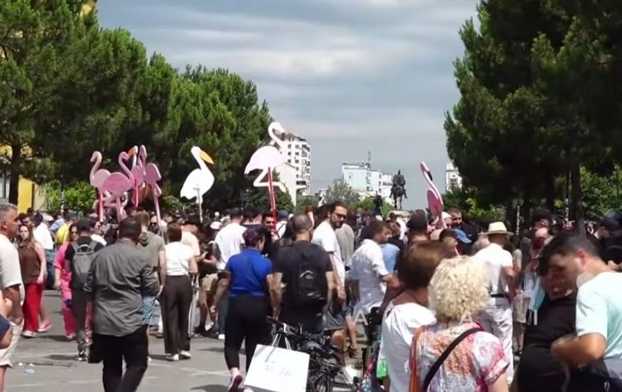 Përfundon protesta para Kuvendit, protestuesit marshojnë drejt Komisariatit Nr. 1 ku mbahen të shoqëruarit