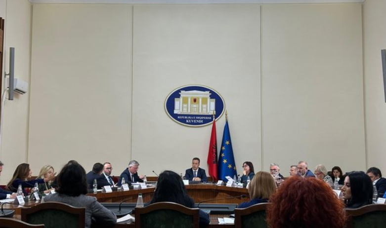 Vetëm me votat e PS-së, Konferenca e Kryetarëve i çon Parlamentit shtyrjen e reformës zgjedhore