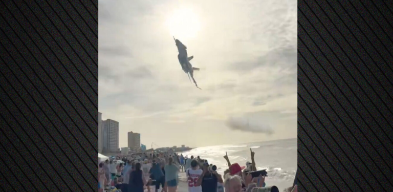 Avioni luftarak fluturon vetëm pak metra mbi pushuesit në Florida, Marina Amerikane hap hetim (VIDEO)