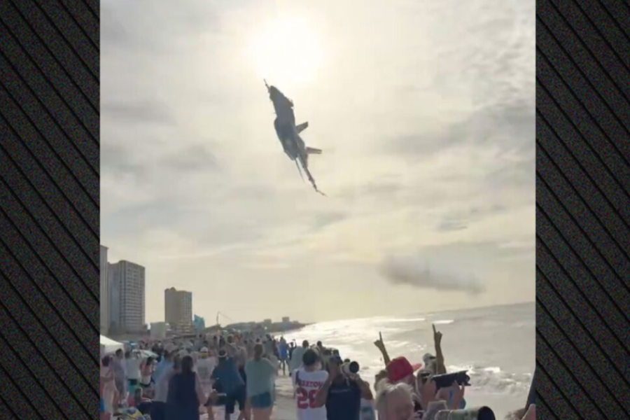 Avioni luftarak fluturon vetëm pak metra mbi pushuesit në Florida, Marina Amerikane hap hetim (VIDEO)