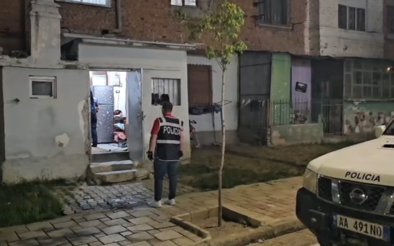 37-vjeçari dhunon djalin e bashkëjetueses në Korçë, i riu me plagë në kokë. Policia jep detajet (VIDEO)
