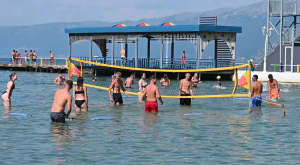 Liqeni dhe klima e freskët tërheqin turistët, Pogradeci mbushet me pushues