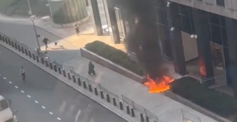 Shpërthen një pajisje ndezëse jashtë një ndërtese federale në Manhattan, arrestohet i dyshuari (VIDEO)