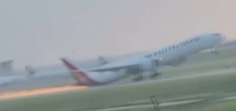 Momente frike në SHBA, avioni prek pistën me bisht dhe shkakton shkëndija (VIDEO)