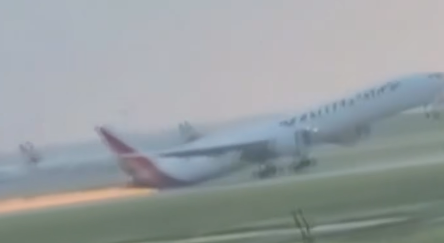 Momente frike në SHBA, avioni prek pistën me bisht dhe shkakton shkëndija (VIDEO)
