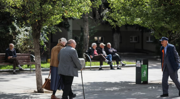 Sondazhi i OECD: Shqiptarët shtyjnë daljen në pension për shkak të pasigurisë financiare