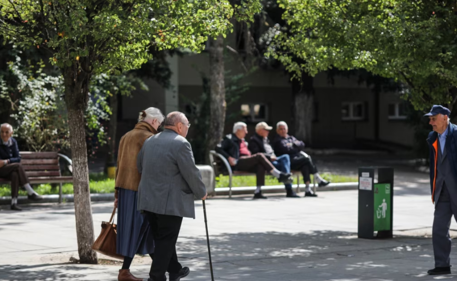 Sondazhi i OECD: Shqiptarët shtyjnë daljen në pension për shkak të pasigurisë financiare