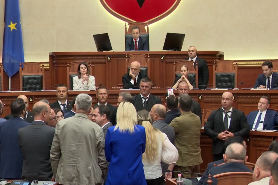 Opozita bllokon foltoren, mazhoranca miraton propozimin e Ballës për kalimin direkt në votim