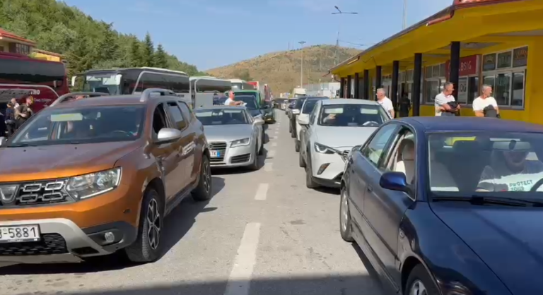 Rihapet Kapshtica, rinis lëvizja pas 4 orësh bllokim nga protesta e doganierëve grekë (VIDEO)