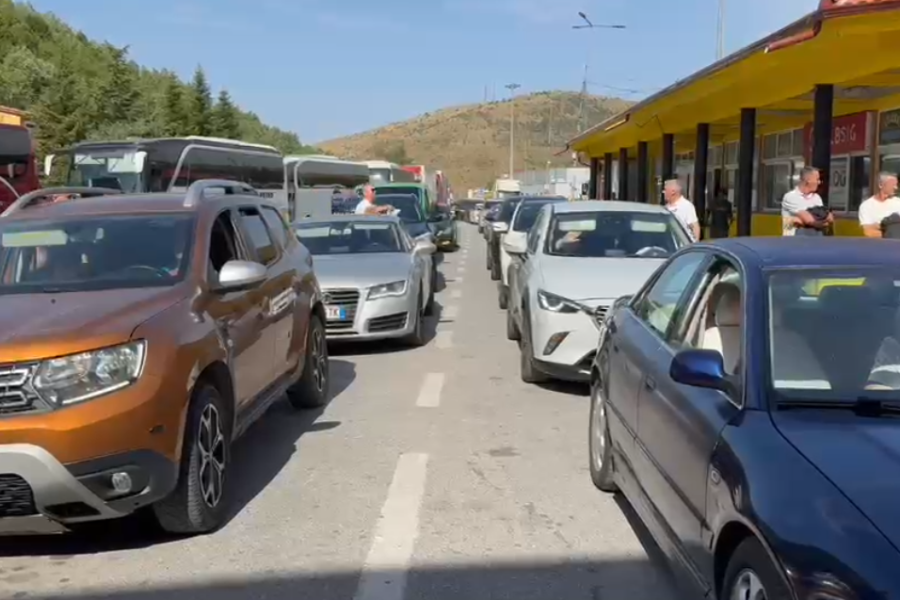 Rihapet Kapshtica, rinis lëvizja pas 4 orësh bllokim nga protesta e doganierëve grekë (VIDEO)