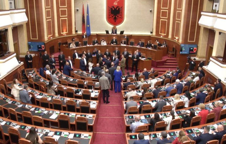 Parlament dhe protestë në Tiranë, priten tensione. Mobilizohet Policia