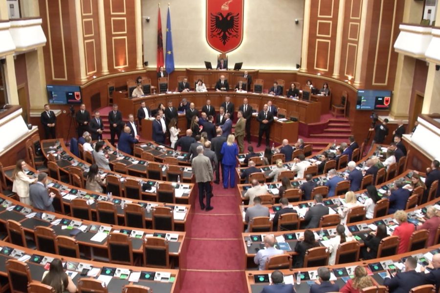 Parlament dhe protestë në Tiranë, priten tensione. Mobilizohet Policia