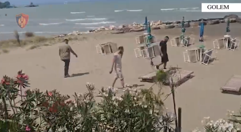 Operacioni “Plazhi i lirë”, policia heq qindra çadra e shezlongë pa leje në Golem (VIDEO)