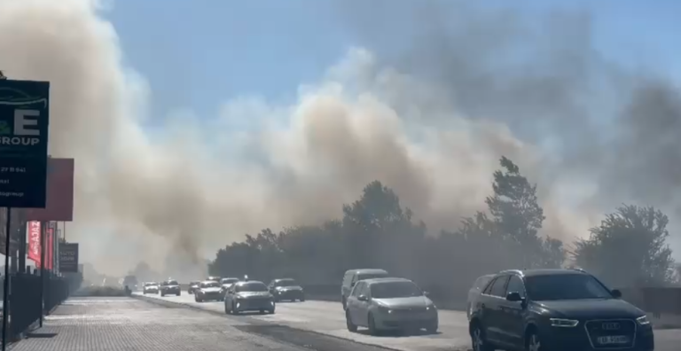 Zjarr i madh në Koxhas të Fushë-Shijakut, flakët i afrohen autostradës Tiranë-Durrës