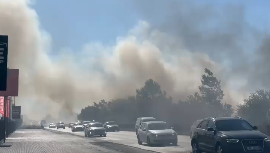 Zjarr i madh në Koxhas të Fushë-Shijakut, flakët i afrohen autostradës Tiranë-Durrës