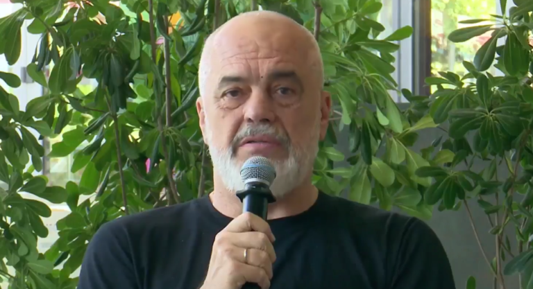 Rama takim me pensionistët: Të gjitha të ardhurat shtesë nga taksat e naftës do të shkojnë për pensionet