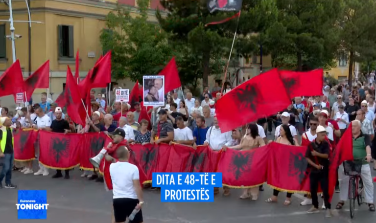 Dita e 48-të, qytetarët vijojnë protestën para Kryeministrisë