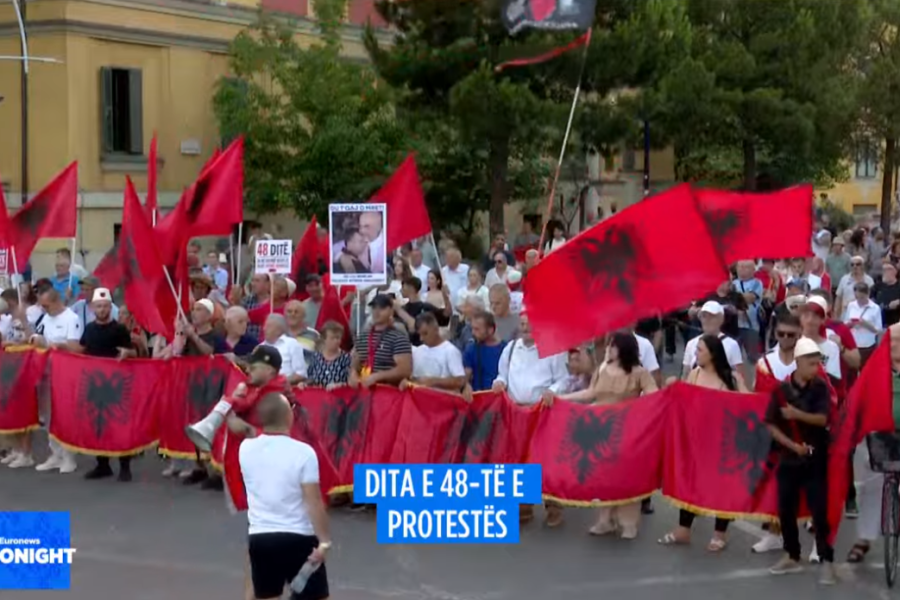 Dita e 48-të, qytetarët vijojnë protestën para Kryeministrisë