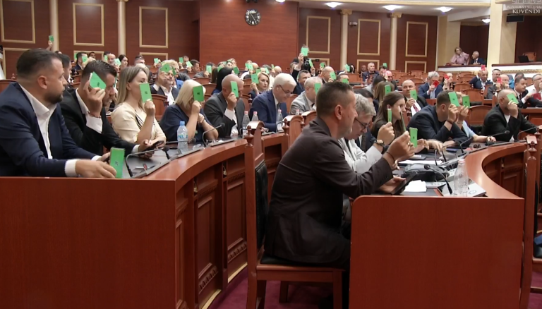 Opozita bllokoi foltoren, Kuvendi miraton kërkesën e Ballës për shtyrjen e raportimeve të institucioneve kushtetuese