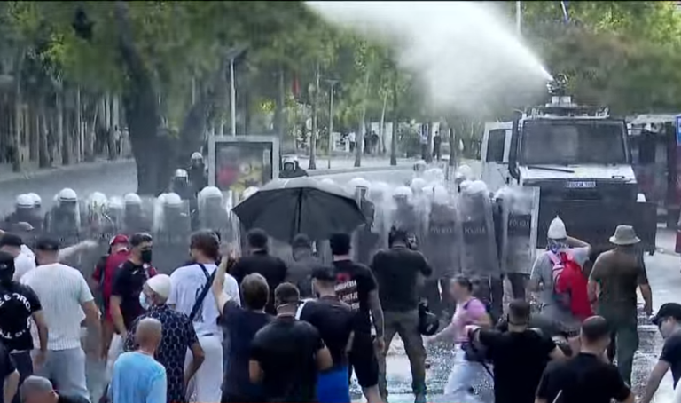 LIVE- Seanca e fundit plenare/ Qytetarët protestë para Kuvendit, tensione me policinë. Hidhet ujë ndaj protestuesve