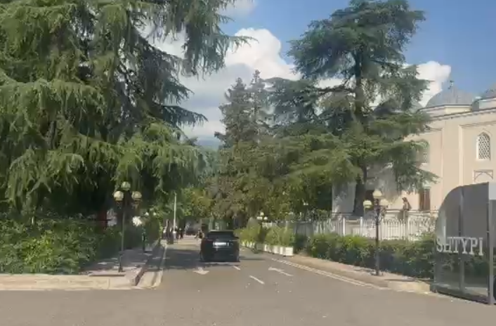 Protestuesit hedhin vezë në drejtim të makinës së Ballës, largohen me shpejtësi drejt ambienteve të xhamisë së Namasgjasë (VIDEO)