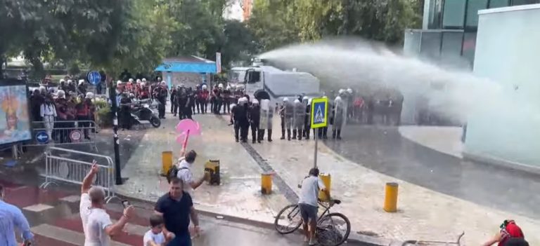 Tensionet jashtë Kuvendit, policia shpërndan me ujë protestuesit  (VIDEO)