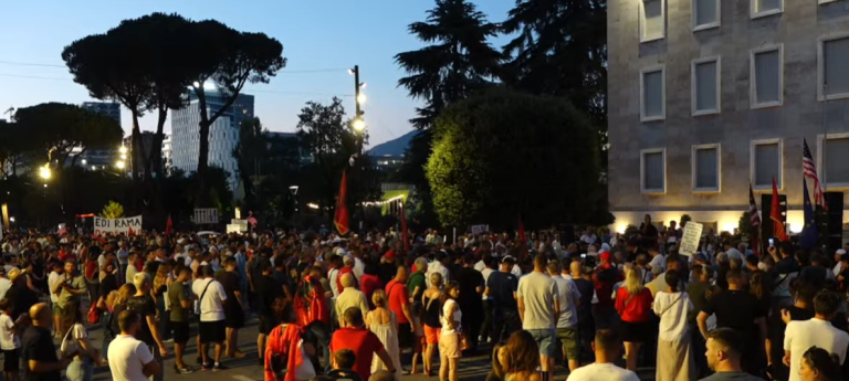 Protesta në Tiranë hyn në ditën e 41-të, aktivistët dhe qytetarët mblidhen para Kryeministrisë