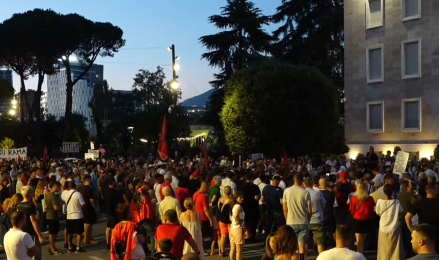Protesta në Tiranë hyn në ditën e 41-të, aktivistët dhe qytetarët mblidhen para Kryeministrisë
