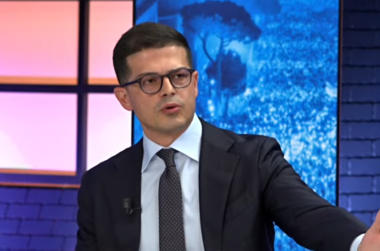 Ish-ministri Vengu publikon mesazhet: Turistëve u kanë çuar sms dhe i kanë nxitur për….