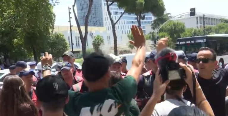 Protesta zhvendoset drejt Ministrisë së Brendshme, përplasje të forta me policinë, bllokohet rruga
