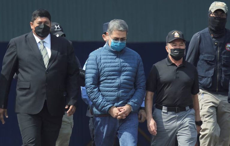 Ish-presidenti Hernandez do të kthehet në Honduras pas faljes nga Trump