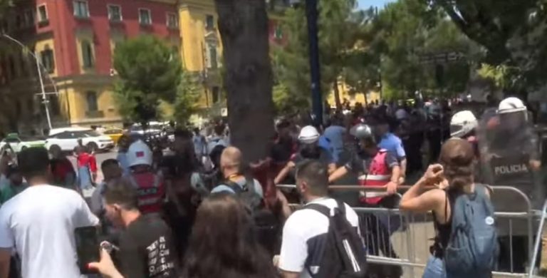 Me zhvendosjen e protestuesve shtohen forcat e policisë, ndërhyn FNSH, çahet kordoni i sigurisë