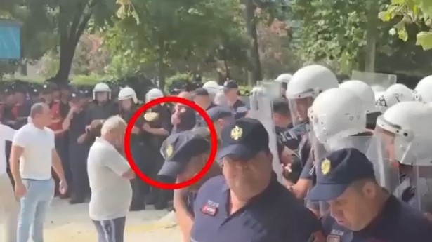 Momenti kur një protestues godet me gur në kokë policin (VIDEO)