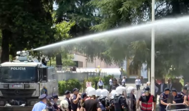 Përplasje të ashpra para Parlamentit, policia shpërndan protestuesit me ujë dhe gaz lotsjellës. Disa të shoqëruar