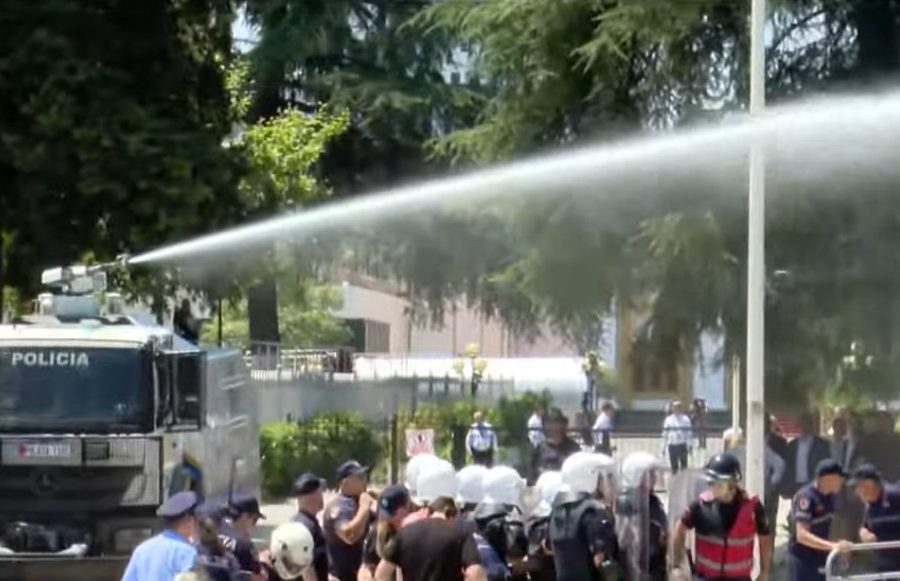 Përplasjet në protestën para Parlamentit, arrestohen 19 persona, procedohen 12 të tjerë
