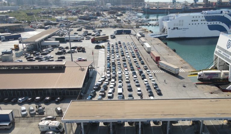 Porti i Durrësit në pikun e fluksit, rikthehen lundrimet e dyfishta