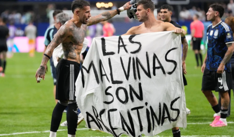“Malvinas janë argjentinas”, Britania thirrje FIFA-s të hetojë Argjentinën për banderolën që shfaqën lojtarët