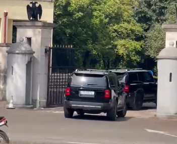 Mbledhja e Grupit Parlamentar të PS dhe kabinetit qeveritar, eskorta e kryeministrit mbërrin në Pallatin e Brigadave (VIDEO)