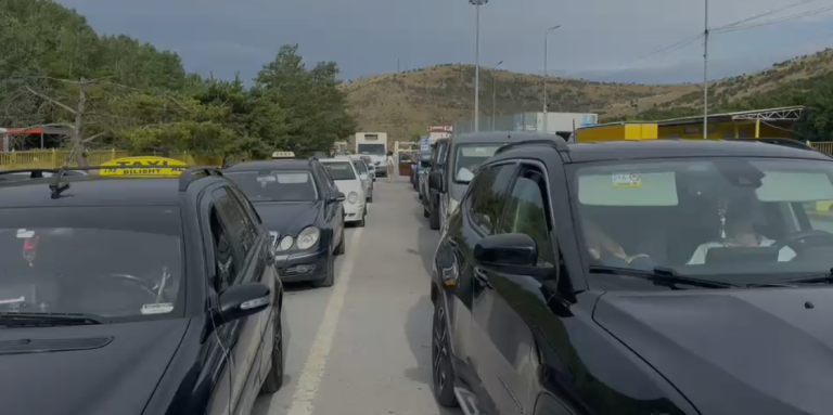 Doganierët grekë në protestë, ndërpritet për 4 orë lëvizja në Kapshticë
