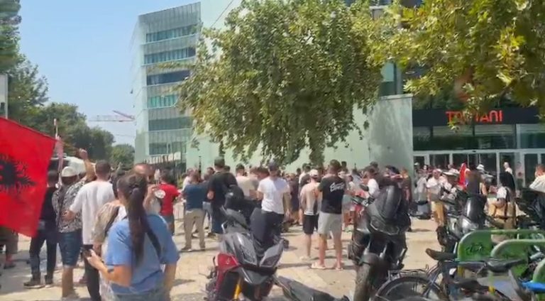 Disa protestues zhvendosen anash Kuvendit, debate mes qytetarëve: Pse ikët? (VIDEO)
