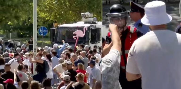 Protestuesit hedhin lëndë plasëse jashtë ambienteve të Parlamentit, lëndohet një efektiv policie