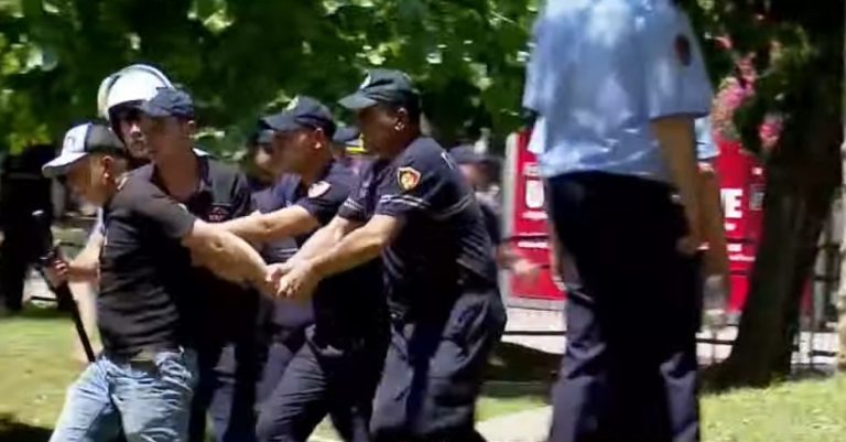 Tentuan të kalojnë gardhin metalik, policia shoqëron persona të tjerë