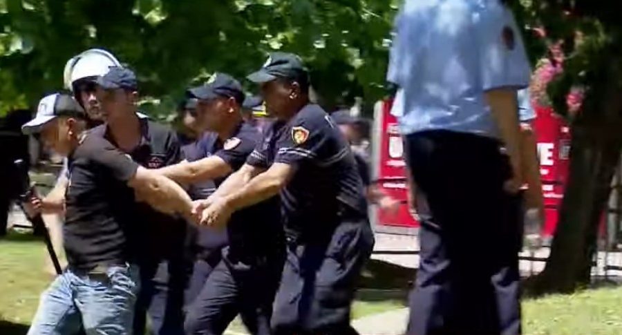Tentuan të kalojnë gardhin metalik, policia shoqëron persona të tjerë