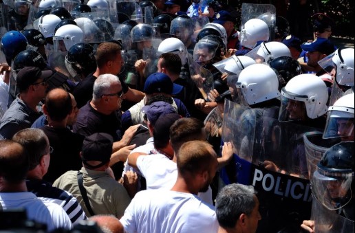Kryetari i Kuvendit reagon pas protestës: Dhuna ndaj policisë dhe deputetëve është e papranueshme