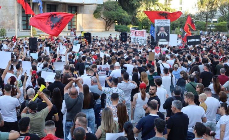 Dita e 53-të e protestës, qytetarët ndalen në Kryeministri për të marshuar në rrugët e Tiranës