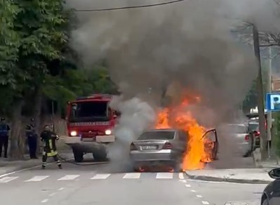 Përfshihet nga flakët një mjet në Korçë, zjarrfikësja në vendngjarje (VIDEO)