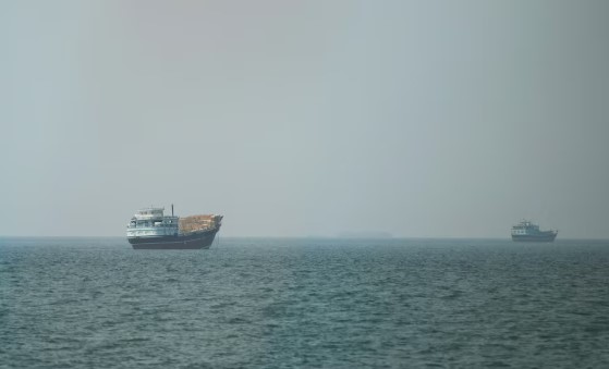 Emiratet e Bashkuara Arabe dënojnë sulmin flagrant të Iranit mbi tankerët e naftës në Hormuz, një marinar i vrarë