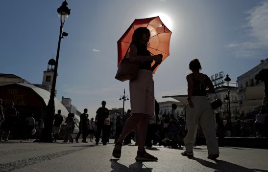 Temperaturat e larta, Barcelona shpërndan byzylykë monitorues të nxehtësisë për ekipet që punojnë në natyrë